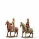 TWO PAINTED POTTERY FIGURES OF EQUESTRIAN SOLDIERS - Foto 1