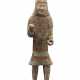 A LARGE PAINTED GREY POTTERY FIGURE OF A SOLDIER - Foto 1