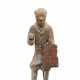 A LARGE PAINTED GREY POTTERY FIGURE OF A SOLDIER - Foto 1