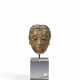 A SMALL PAINTED STUCCO HEAD OF AN ATTENDANT - Foto 1