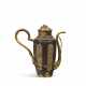 A PARCEL-GILT BRONZE EWER AND COVER - Foto 1