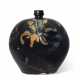 A CIZHOU-TYPE BROWN-PAINTED BLACK-GLAZED OVOID BOTTLE - Foto 1