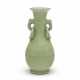 A LONGQUAN CELADON TWIN-HANDLED BALUSTER VASE - Foto 1