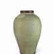 A LONGQUAN CELADON 'LOTUS' VASE - Foto 1