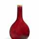 A RED-GLAZED BOTTLE VASE - Foto 1