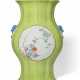 A LIME-GROUND FAMILLE ROSE BALUSTER VASE - Foto 1