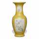 A VERY LARGE SGRAFFIATO YELLOW-GROUND FAMILLE ROSE BALUSTER VASE - Foto 1