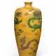 A LARGE YELLOW, GREEN AND AUBERGINE-GLAZED 'DRAGON' VASE - Foto 1