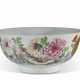 A LARGE FAMILLE ROSE PUNCH BOWL - Foto 1