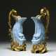 A PAIR OF LOUIS XV ORMOLU-MOUNTED CHINESE PORCELAIN CLAIR DE LUNE CARP EWERS - Foto 1