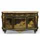 A LATE LOUIS XV ORMOLU-MOUNTED, EBONY, JAPANESE LACQUER AND VERNIS-DECORATED COMMODE - Foto 1