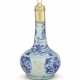 A JAMES I SILVER-GILT MOUNTED CHINESE PORCELAIN BLUE AND WHITE BOTTLE AND COVER - Foto 1