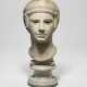 A ROMAN MARBLE ARCHAISTIC HEAD OF A GODDESS - Foto 1