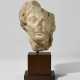 A ROMAN MARBLE HEAD OF A DEITY - Foto 1