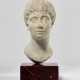 A ROMAN MARBLE PORTRAIT BUST OF A WOMAN - Foto 1