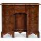 A QUEEN ANNE MAHOGANY BLOCK-FRONT KNEEHOLE BUREAU TABLE - Foto 1