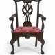 A CHIPPENDALE CARVED WALNUT OPEN ARMCHAIR - Foto 1