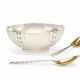 AN AMERICAN SILVER SALAD BOWL AND PAIR OF PARCEL-GILT SALAD SERVERS - Foto 1