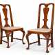 A PAIR OF QUEEN ANNE CHERRYWOOD SIDE CHAIRS - Foto 1