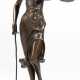 Bronze-Figur "Justitia", mit Waage und Schwert auf Buch und Schlange stehend, braun patiniert, H. 37 cm, auf rundem, schwarzem Steinsockel, Ges.-H. 41 cm - фото 1