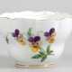 Meissen-Koppchen, 1850-1924, Bunte Blume 1 mit Goldrand (berieben), Schwertermarke mit 2 Schleifstrichen, H. 6,5 cm, Dm. 10 cm - Foto 1