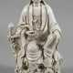 Blanc-de-Chine-Figur "Thronende Guanyin mit Ruyi-Wunschzepter" - photo 1