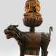 Sehr seltene und große Figur des Guanyin auf einem Löwen aus Trockenlack - Foto 1