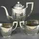 3 Teile Dänisches Kaffee Kernstück im Queen Anne Stil, Kopenhagen 1910, Silber, 987g, bestehend aus: Teekanne (H. 20cm) sowie Zucker und Rahm (H. 10,3cm) - photo 1