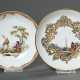 2 Diverse Meissen Schalen mit polychromer Bemalung, Punktzeit 18.Jh.: 1x "Teniersszene" mit goldstaffiertem rosé Rocaillerand (Ø 13cm) und 1x "Kauffahrteiszene" in reich ornamentierter Goldkartusche (… - фото 1