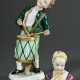 2 Diverse Porzellan Figuren polychrom und goldstaffiert: Karl Ens Volksstedt "Trommler Kind", um 1900 (H. 15,5cm, berieben, Finger verloren) und Dresden "Mädchenbüste mit Blumentuch", Ende 19.Jh., (H.… - Foto 1