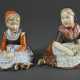 Paar Royal Copenhagen Porzellanfiguren "Farö Mädchen" und "Fyn Mädchen" in Trachten mit plastischen Blumenbouquets, Entw.: Carl Martin-Hansen, Ausf.: vor 1923, Porzellan mit polychromer Aufglasurmaler… - Foto 1