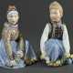 Paar Royal Copenhagen Porzellanfiguren "Amager Junge" und "Fanö Mädchen" in Trachten mit Blütengirlanden, Entw.: Carl Martin-Hansen, Ausf.: vor 1923, Porzellan mit polychromer Aufglasurmalerei, verso … - Foto 1