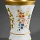 Biedermeier Milchglas Becher mit lupenfeiner polychromer "Blumenmalerei" alternierend mit Goldornamenten auf achtfach facettierter mittig eingezogener Wandung über mehrfach getrepptem Fuß, abgesetzter Lippenran… - Foto 1