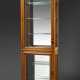 Schmale Gründerzeit Sammelvitrine mit verspiegelter Rückwand, dreiseitiger Verglasung und Glasborden, ehem. Arztschrank, Eiche mit Messingbeschlägen, um 1880/1890, 216x66,5x24,5cm - Foto 1