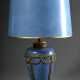 Tischlampe mit blau getupftem Keramik Fuß und aufgelegten Messing Dekorationen "Girlanden und Gitter" auf Holz Sockel, passend patinierter Schirm, um 1920, H. 53cm - фото 1