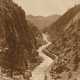 Clatworthy, Fred Payne (1874-1953) „Highway U.S. 34 (Estes Park Road/ Sicht vom Big Thompson Canon“, Fotografie, verso gestempelt, 23,5x18,5cm (m.R. 25,5x20,5cm), leichte Altersspuren, Provenienz: Nachlass Isabel Arnold … - photo 1