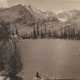 Clatworthy, Fred Payne (1874-1953) „Nymph Lake, Estes Park“ Anfang 20.Jh., Fotografie auf Karton montiert, u.r. i.d. Platte sign./bez., 16x38,5cm (m.R. 19x41,5cm), kleine Risse, Altersspuren, Provenienz: Nachlass Isabel … - photo 1