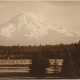 Unbekannter Fotograf „Mount Rainier“ Anfang 20.Jh., Fotografie, 17,3x34,5cm (m.R. 19,3x36,4cm), leichte Altersspuren, Provenienz: Nachlass Isabel Arnold Blodgett (1899-1975), frühe amerikanische Pilotin - Foto 1