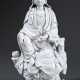 Große Blanc de Chine Figur „Guanyin“, sitzend auf Felsensockel, im Rücken quadratische und ovale Siegelmarke, China, 28x15x9cm - photo 1