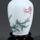 Kleine dünnwandige Porzellan Vase mit feinem Famille Rose Dekor „Blütenzweig“ und Goldrand, blaue Emaillemarke in Siegelschrift: Jingdezhen Zhi, China 20.Jh., mit Stand, H. 12cm, Ø 4,5cm - photo 1