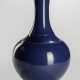 Monochrome blau glasierte Vase - Foto 1
