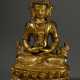 Sitzender Buddha „Transzendenter Amitāyus“ auf doppeltem Lotussockel mit reichem Schmuck und Kalasha Vase mit dem Nektar der Unsterblichkeit, fein ziselierte feuervergoldete Bronze mit Koralleneinlagen und Kaltbemalung, … - фото 1