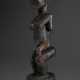 Dogon Figur, Tintam Region, N’duleri, Mali, hockende Figur in typischer Darstellung, Holz mit dunkler, ölhaltiger und teils schwitzender Patina, starke Gebrauchsspuren, H. 39,5cm, auf Metallsockel, Arme verloren, Nagetie… - photo 1