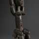 Authentische Figur der Attie, Elfenbeinküste (Lagoon People), um 1950, weibliche, sitzende Figur, auf dem Kopf einen "Container" tragend, intensive Gebrauchspuren, Holz, H. 44,3cm, Provenienz: erworben Anfang 1… - Foto 1