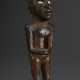 Authentische Nkisi-Powerfigur der Kongo-Yombe, DRC 19./20. Jh., mit feinen Reliefs im Gesicht und schönen Lippen, Händen vor dem Bauch, dunkler Opferpatina auf dem Kopf mit Resten der magischen Ladung, die die Figur eins… - photo 1