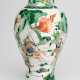 'Famille verte'-Vase aus Porzellan mit Schlachtenszene - photo 1