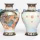 Paar polychrom dekorierte Vasen aus Porzellan mit mythologischer Szene und Siegeln - Foto 1