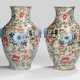 Paar 'Famille rose'-Vasen mit 'Mille Fleur'-Dekor und Elefantenkopf-Handhaben - Foto 1