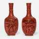 Paar Vasen aus geschnittenem Rotlack mit Figurenszene, feuervergoldete Einfassungen - Foto 1