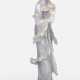 Jadeitschnitzerei einer stehenden Dame mit einem Blütenzweig, Hartholzsockel mit Silber - Foto 1